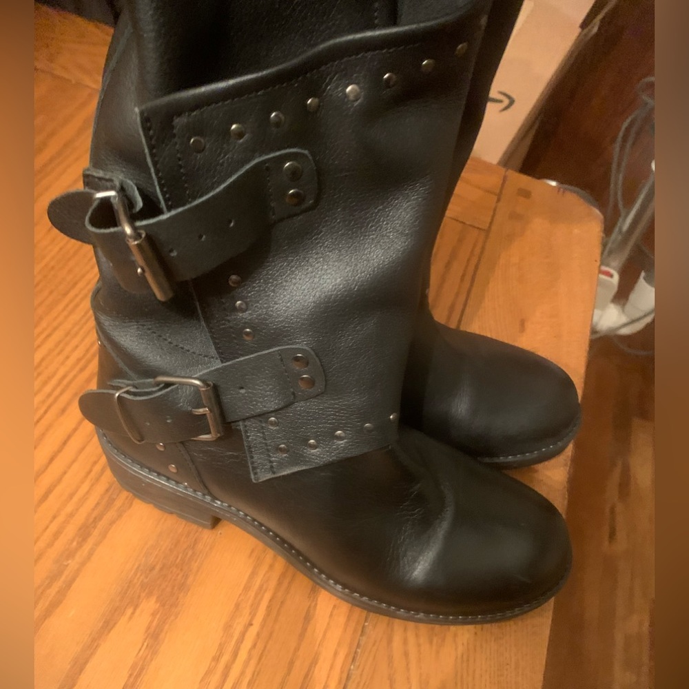 NWOT mousse and cloud black leather boots size 8.5